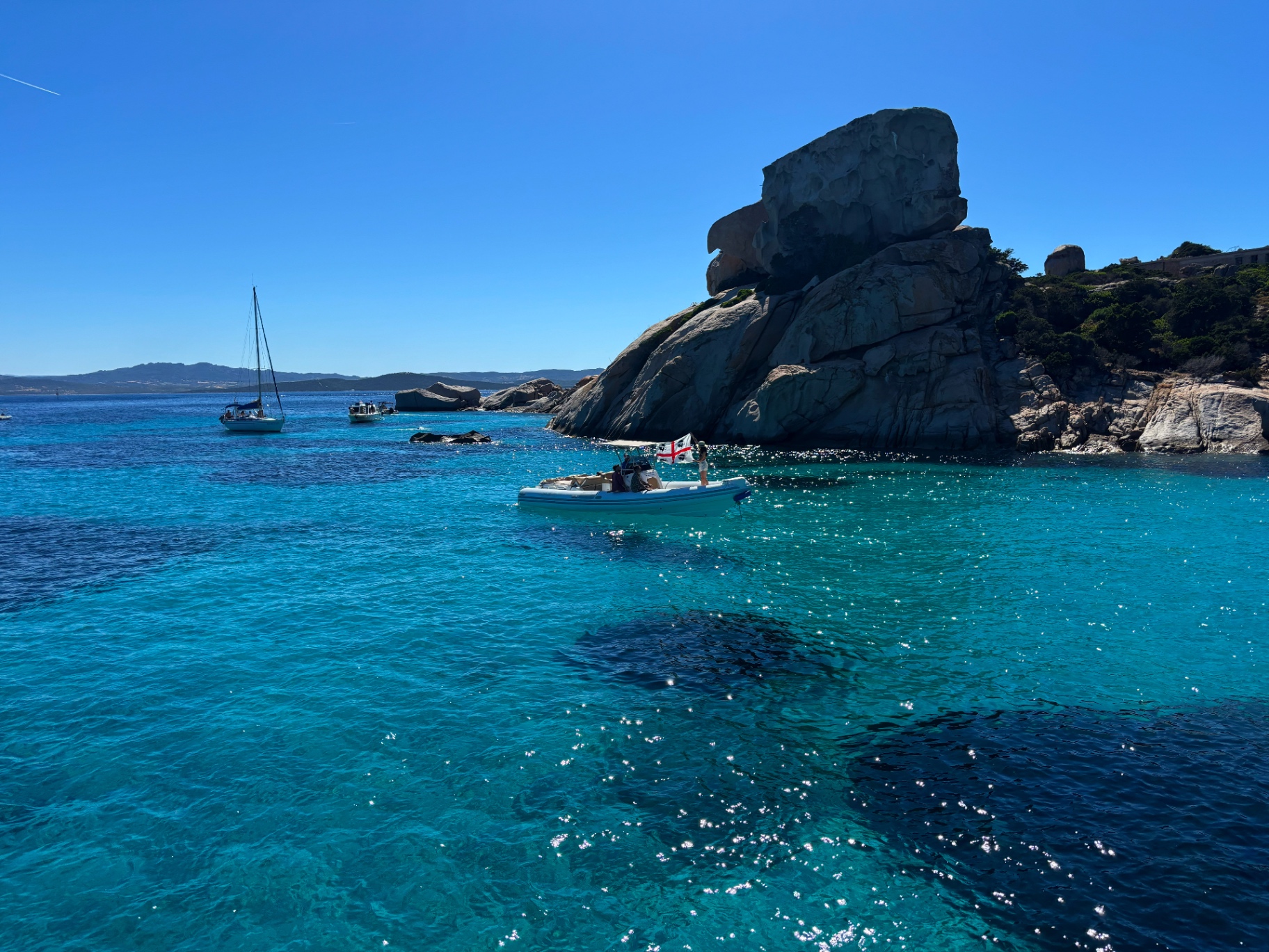 Il gommone Nautica LED 32 in una cala cristallina
