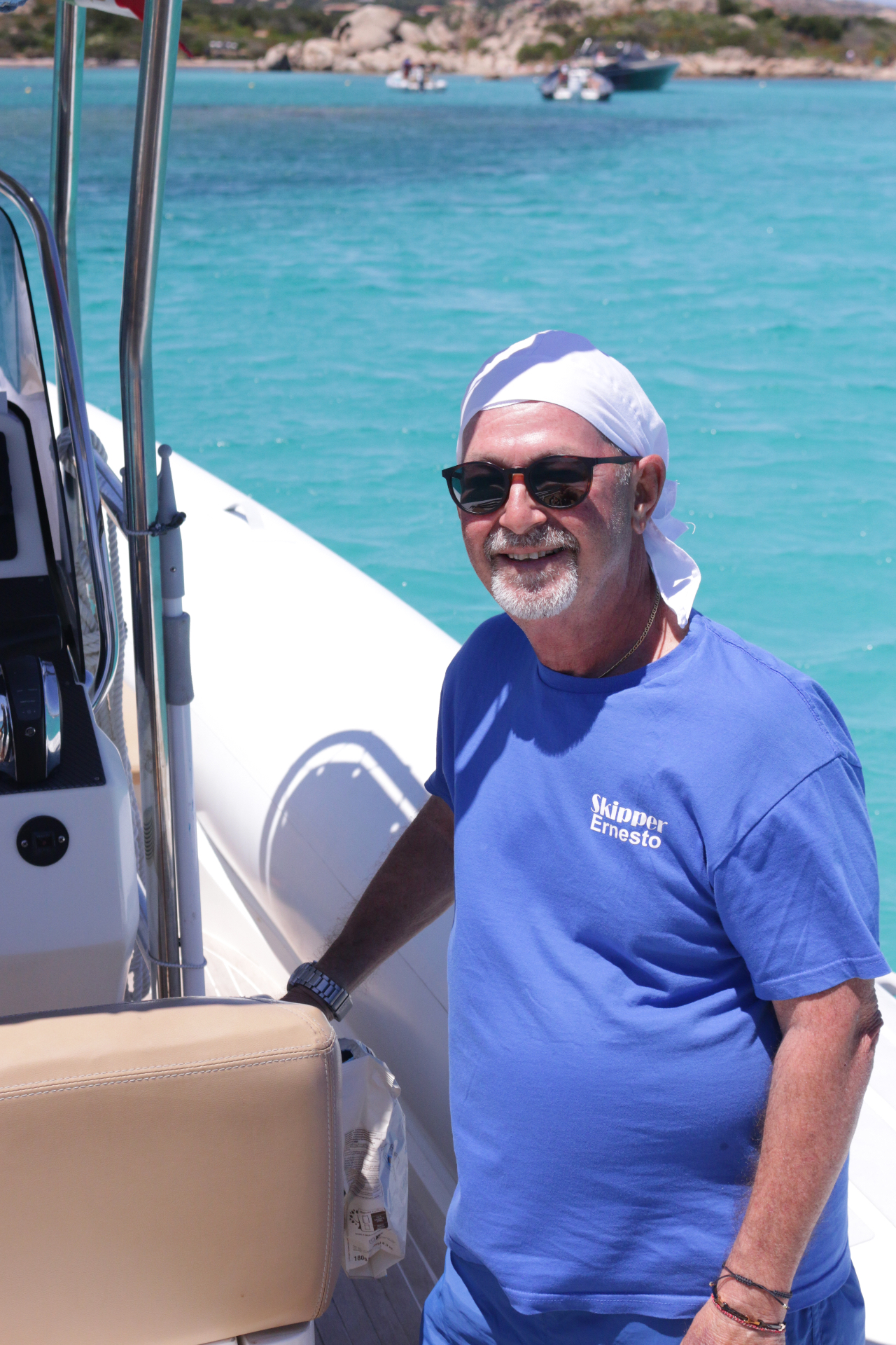 Skipper Ernesto a bordo del gommone